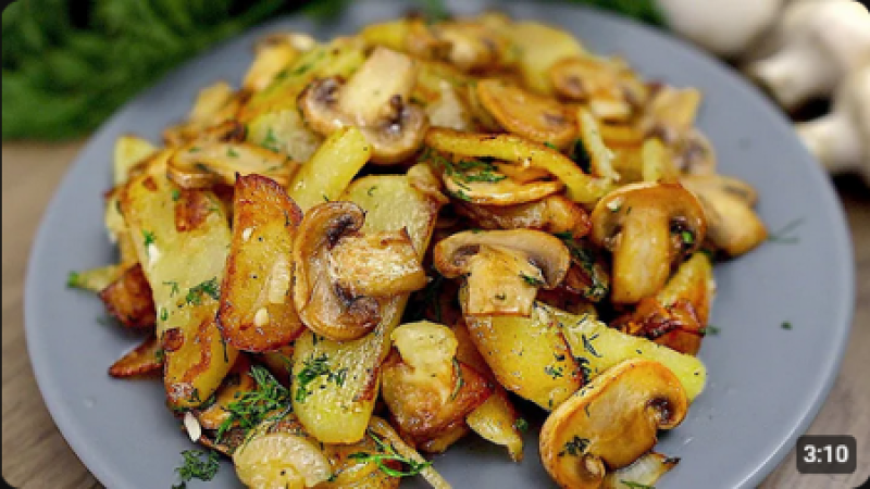Recept na vynikající smažené brambory s houbami na pánvi!